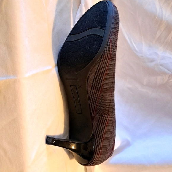 Low heels/pumps,COMFORT PLUS, size 9.5, Gray and Maroon. CUTE! - Picture 3 of 4